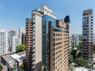 Compra apartamento no Itaim Bibi. 2 quartos, varanda, academia e piscina no condomínio. — foto 4