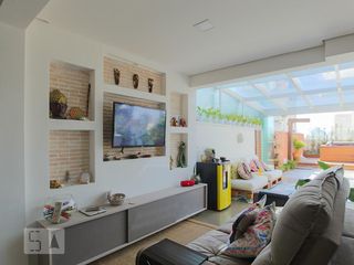 Apartamento à venda na Bela Vista, mobiliado, com 2 quartos (1 suíte) e varanda.
