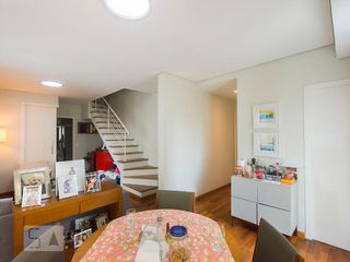 Apartamento mobiliado com 2 suítes, churrasqueira, e aceita animais de estimação. Disponível para compra!