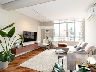 Apartamento mobiliado com 2 quartos, 1 suíte e varanda disponível para compra.