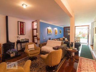 Casa mobiliada com 4 quartos, varanda, closet e permite animais. Excelente opção para compra. Conforto garantido.