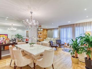 Venda de apartamento mobiliado na Vila Olímpia, com 2 quartos, varanda e closet.
