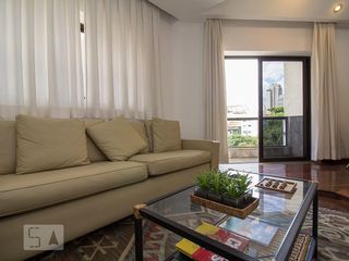 Compra de apartamento mobiliado com 4 quartos, 3 suítes e instalações de churrasqueira e academia.