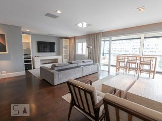 Comprar apartamento mobiliado na Vila Nova Conceição com 2 quartos, varanda e piscina no condomínio.