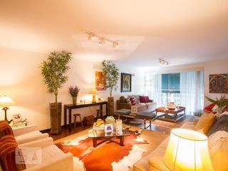 Casa no Brooklin com 2 quartos e piscina no condomínio. Oportunidades para comprar.