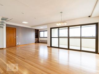 Apartamento para comprar com 3 quartos, piscina e jardim. Venda disponível. Aproveite essa oportunidade!