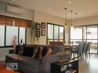 Vende-se casa com 3 suítes em Indianópolis. Aproveite varanda. Ótima compra.