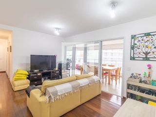 Venda de apartamento em Pinheiros com 3 quartos, varanda e piscina. Ótima oportunidade para comprar.