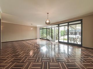 Casa no Brooklin para comprar: 3 quartos, 2 suítes, piscina no condomínio, aceita pets, jardim.