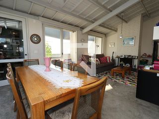 Apartamento à venda com 4 quartos, varanda e churrasqueira.
