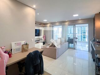 Apartamento mobiliado em Indianópolis, 2 quartos, academia e churrasqueira no condomínio. Ideal para comprar.