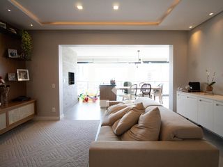 Compra apartamento com 3 quartos e varanda em Cerqueira César.
