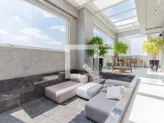 Venda de apartamento na Vila Mariana com 3 quartos e piscina no condomínio.