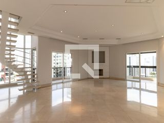 Compra apartamento com 3 quartos, quintal, churrasqueira e piscina no condomínio.
