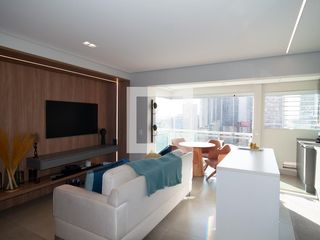 Apartamento mobiliado no Centro, 2 quartos, com varanda, ideal para comprar e viver com conforto.