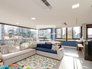 Apartamento à venda com 3 quartos e piscina no condomínio.