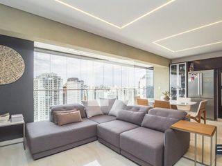 Compra apartamento mobiliado, 2 quartos, closet, varanda, churrasqueira e piscina no condomínio.