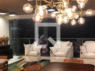 Compra apartamento mobiliado com 2 quartos, varanda e piscina no condomínio.