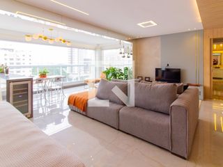 Venda de apartamento mobiliado na Pompeia com 3 suítes e varanda.