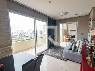 Venda de apartamento mobiliado com 2 quartos e piscina no condomínio.