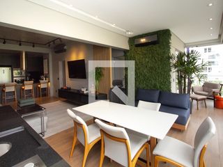 Comprar apartamento mobiliado com varanda, 2 quartos, 1 suíte, academia e piscina no condomínio.