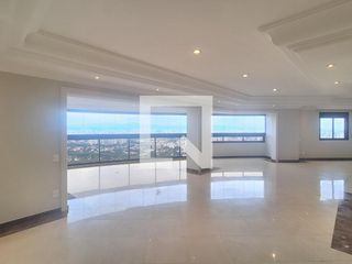 Venda de apartamento na Lapa com 4 quartos, varanda, quintal e academia no condomínio.