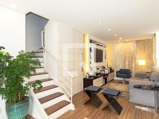 Venda de apartamento mobiliado com 2 quartos, quintal e piscina no condomínio.