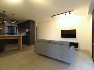 Apartamento mobiliado com 3 quartos, 1 suíte e varanda. Ideal para comprar e aceitar pets.