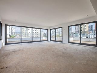 Compra apartamento com 4 quartos, academia no condomínio e permite animais de estimação.