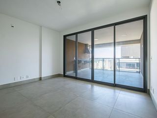 Apartamento com varanda, 3 suítes e piscina no condomínio. Ideal para comprar.