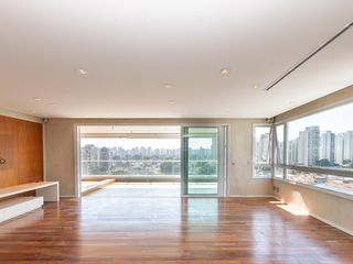 Apartamento mobiliado à venda na Cidade Monções, com 4 quartos, varanda e piscina no condomínio.
