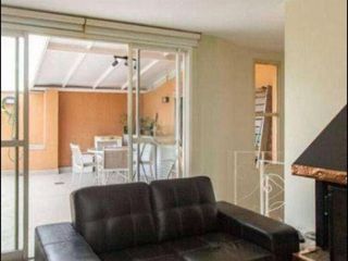 Venda de apartamento mobiliado em Pinheiros com 3 quartos, varanda e piscina no condomínio.