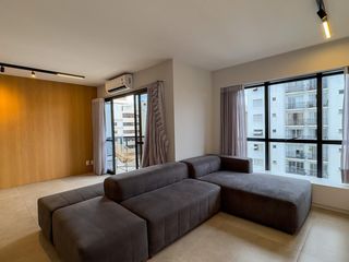 Apartamento mobiliado com 2 quartos, 1 suíte, varanda e academia no condomínio. Ideal para comprar.