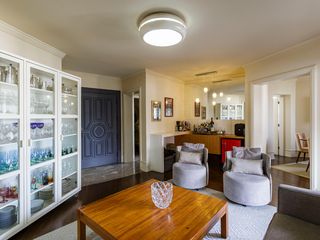 Compra apartamento mobiliado com 3 quartos e varanda.