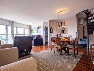 Venda de apartamento mobiliado com 3 quartos, quintal e churrasqueira no condomínio.