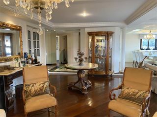 Apartamento mobiliado no Alto da Lapa com 4 suítes, varanda gourmet, academia e piscina. Ideal para compra.