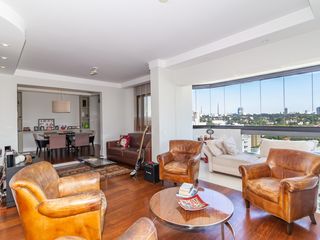 Comprar apartamento em Perdizes com piscina, churrasqueira e varanda gourmet. Três suítes.