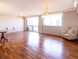Comprar apartamento com 3 quartos, quintal e piscina no condomínio.