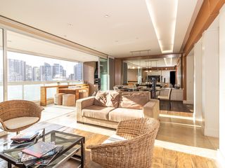Comprar apartamento em Perdizes com 3 quartos e varanda.
