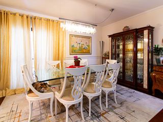 Apartamento mobiliado com 4 quartos, 1 suíte, quintal e piscina no condomínio, ideal para comprar.