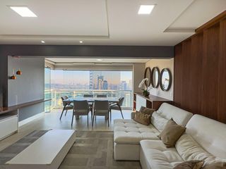Apartamento mobiliado à venda, 2 quartos e varanda.