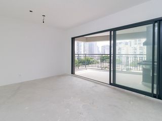 Venda de apartamento no Brooklin com 2 quartos, varanda e condomínio com piscina e churrasqueira.