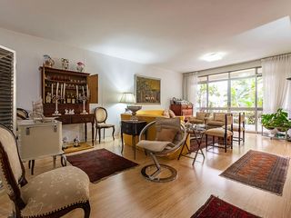 Compra apartamento em Cerqueira César com 3 quartos.