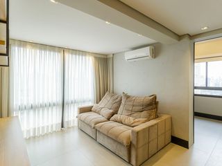 Venda de apartamento mobiliado, 2 quartos, closet e aceita pets.