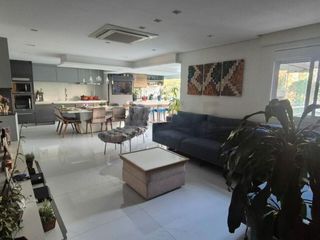 Venda de apartamento mobiliado com 3 quartos e varanda gourmet em Campo Belo. Piscina no condomínio.