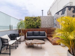 Compra apartamento mobiliado com 2 quartos, 1 suíte, closet, quintal e permite animais de estimação.