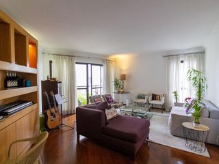 Apartamento mobiliado com 3 quartos e varanda para comprar.