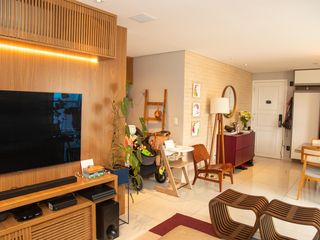 Venda de apartamento mobiliado no Brooklin, com 2 quartos e varanda.