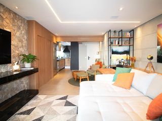 Comprar apartamento mobiliado com 1 suíte e closet. Piscina, academia e churrasqueira no condomínio.