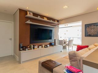 Apartamento mobiliado no Brooklin com 2 quartos, closet e piscina no condomínio. Ideal para compra.